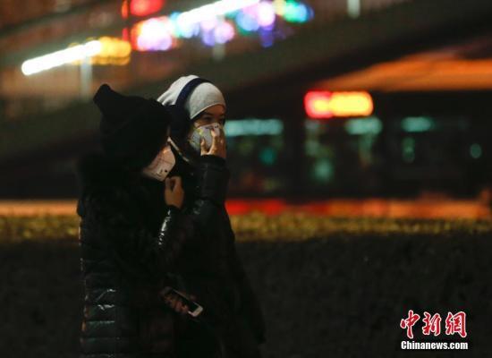 　　12月16日，北京民眾戴防霧霾口罩出行。北京將在當(dāng)日20時(shí)至21日24時(shí)啟動(dòng)空氣重污染紅色預(yù)警。中新社記者 杜洋 攝