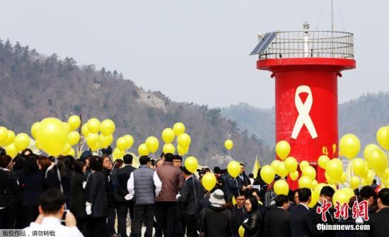 資料圖：當?shù)貢r間2017年3月28日，韓國珍島，民眾悼念“世越”號遇難者。
