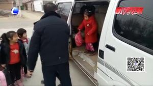 瘋狂黑校車嚴重超載，6座金杯車竟搭乘18人