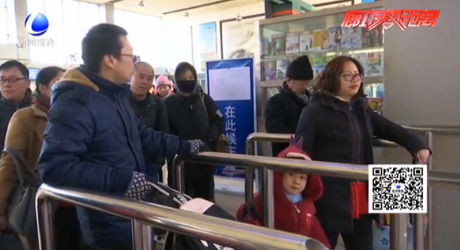溫暖回家路：沉甸甸的行囊裝滿愛(ài)與思念