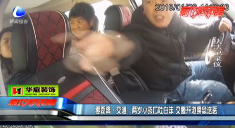 兩歲小孩口吐白沫 交警開(kāi)道緊急送醫(yī)
