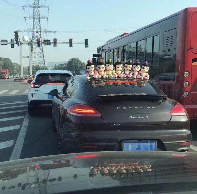 車(chē)主注意！車(chē)上貼了這種東西，引發(fā)事故要負(fù)全責(zé)