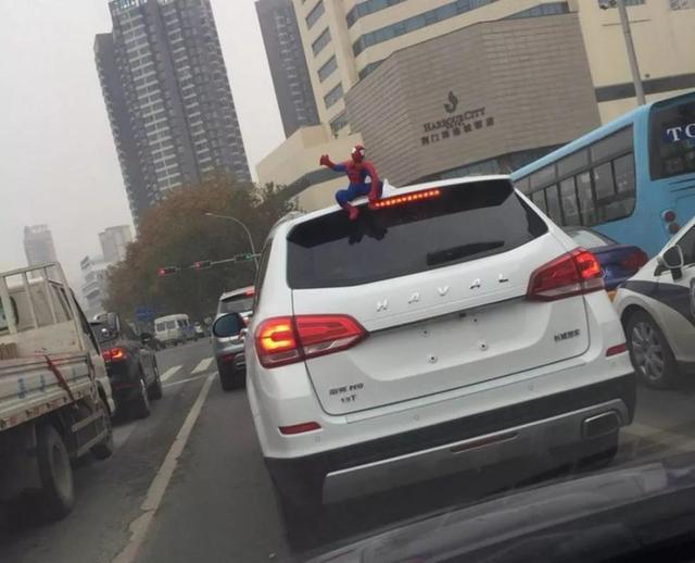 車(chē)主注意！車(chē)上貼了這種東西，引發(fā)事故要負(fù)全責(zé)