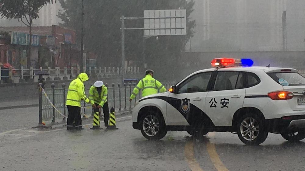 廊坊交警：雨再大也澆不滅他們的責(zé)任與擔當！