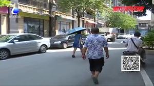 暑期安全再敲警鐘：男孩馬路上玩滑板車(chē) 遭汽車(chē)碾壓