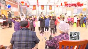 兒童手寫“?！弊炙屠夏旯?童真童趣問候老人安康