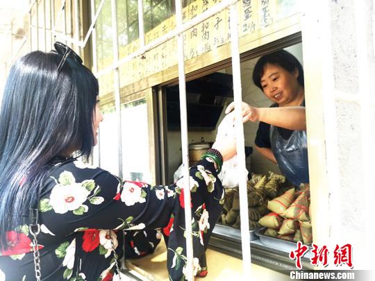 夫婦辟新口味粽子“對(duì)胃”北方飲食一天賣(mài)上千個(gè)