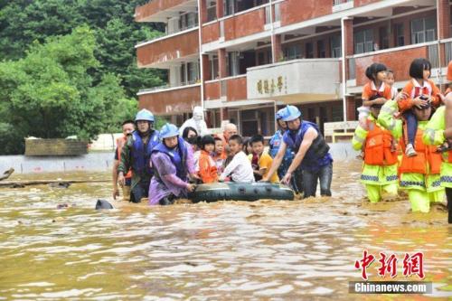 6月9日至10日，江西省龍南縣普降暴雨，該縣地勢低洼的楊村鎮(zhèn)中心小學(xué)師生被洪水圍困。危急時刻，當(dāng)?shù)匮杆俳M織武警、消防等力量奔赴救援。由于橡皮艇有限，不少救援人員讓學(xué)童們騎在自己肩上，加快撤離被洪水圍困的學(xué)校。截至10日17時，該小學(xué)1309名師生全部安全轉(zhuǎn)移。文/葉波 王劍 圖/葉波