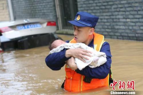 6月10日，江西省吉安縣梅塘鄉(xiāng)渡口村，消防員蹚著齊腰深的洪水，小心翼翼地將嬰兒轉(zhuǎn)移到安全地帶?！」逶?攝