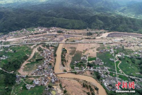 據(jù)廣東省河源市防汛防旱防風(fēng)指揮部辦公室統(tǒng)計，截至6月11日，暴雨導(dǎo)致河源全市63個鄉(xiāng)鎮(zhèn)不同程度受災(zāi)，因災(zāi)死亡7人，失聯(lián)1人，受傷3人，受災(zāi)人口11.455萬人，倒塌房屋956間，轉(zhuǎn)移人口1.454萬人。 其中，連平縣部分鄉(xiāng)鎮(zhèn)受災(zāi)較嚴(yán)重，因災(zāi)死亡6人(4女2男)，直接經(jīng)濟損失約1.5億元人民幣。圖為航拍鏡頭下的廣東省河源市連平縣上坪鎮(zhèn)。<a target=