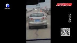孩子身體伸出小車(chē)天窗外 危險(xiǎn)