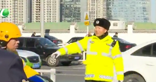 低溫下堅守：交警不畏嚴寒保暢通