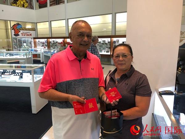 戈德特?馬安夫婦在向記者展示購買的5套鼠年紀念幣 (陳效衛(wèi)攝)