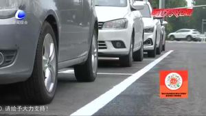 【創(chuàng)城，我們一起】拆除商業(yè)街外違章廣告牌 消除安全隱患