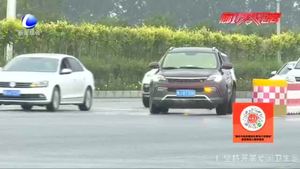 夏季車內(nèi)溫度高 把孩子忘在車?yán)锞烤褂卸辔ｋU？